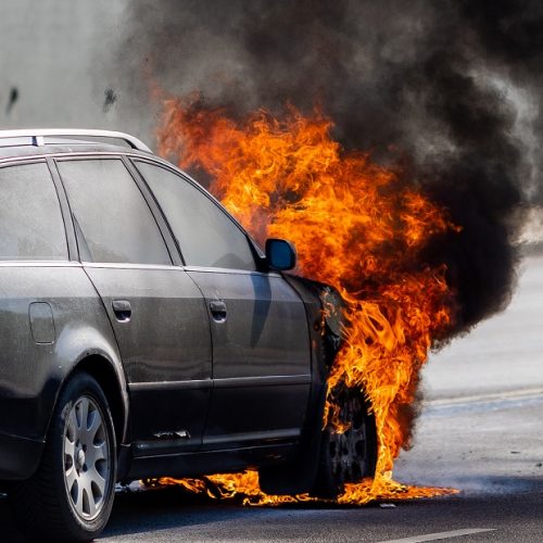 Vilniuje užsiliepsnojo „Audi“  © L. Balandžio / BNS nuotr.