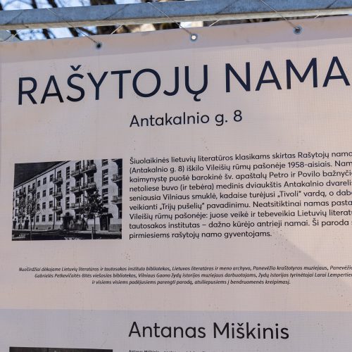  Stendai šalia Rašytojų namų Antakalnyje  © P.Peleckio nuotr.