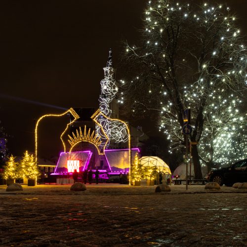 Rotušės aikštėje – paskutiniai darbai prieš Kalėdų eglės įžiebimą  © Regimanto Zakšensko nuotr.