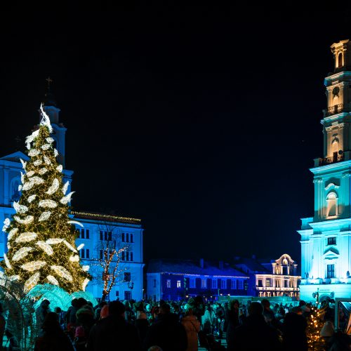 Smalsuoliai traukia apžiūrėti įžiebtos Kauno eglės
