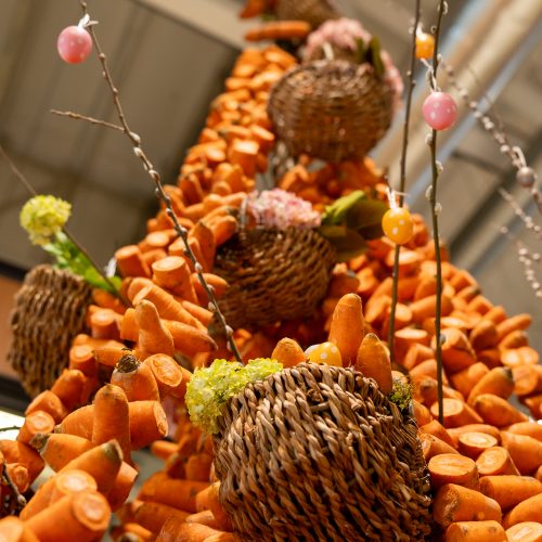 Vilijampolės turguje - velykinė morkų eglutė  © Regimanto Zakšensko nuotr.