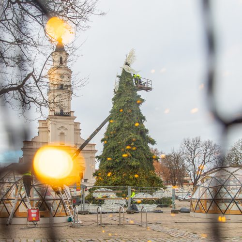 Pasirengimas Kalėdoms Rotušės aikštėje įgauna pagreitį  © Regimanto Zakšensko nuotr.