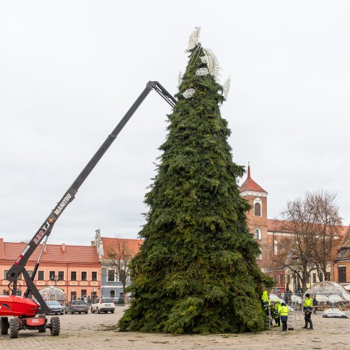 Pasirengimas Kalėdoms Rotušės aikštėje įgauna pagreitį  © Regimanto Zakšensko nuotr.