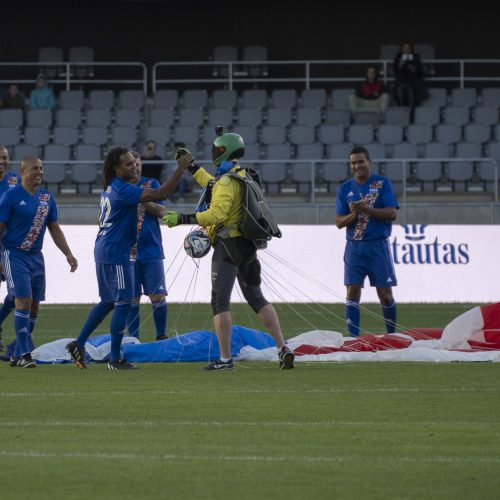 Kauno S. Dariaus ir S. Girėno stadione įvyko Lietuvos ir FIFA futbolo legendų rungtynės  © Simono Baltušio nuotr.