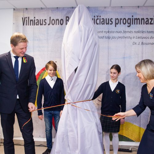 J. Basanavičiaus skulptūra padovanota progimnazijai  © Irmanto Gelūno / Fotobanko nuotr.