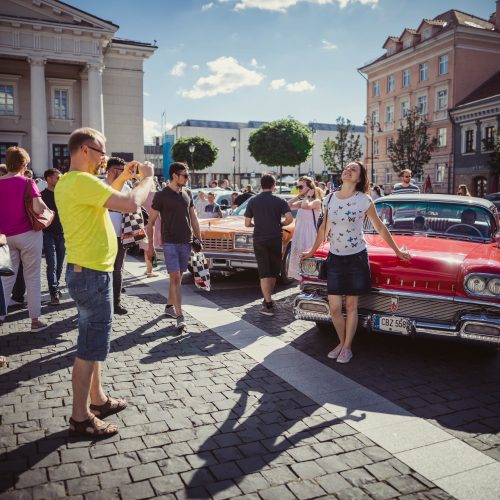 Senovinių amerikietiškų automobilių paroda Rotušės aikštėje  © I. Gelūno / Fotobanko nuotr.