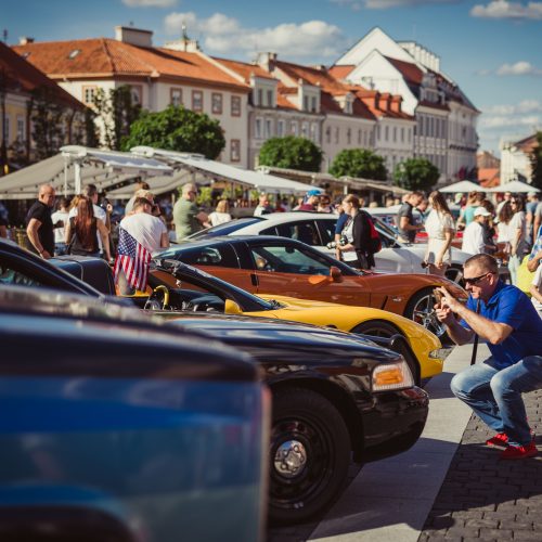 Senovinių amerikietiškų automobilių paroda Rotušės aikštėje  © I. Gelūno / Fotobanko nuotr.