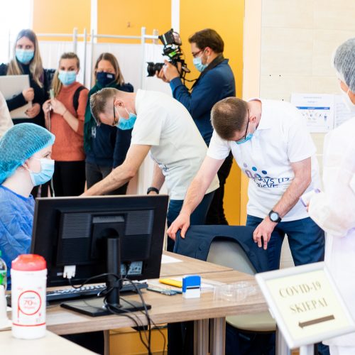 Ministras A. Dulkys skiepijosi nuo koronaviruso  © I. Gelūno / Fotobanko nuotr.