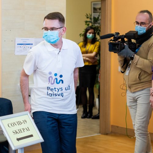 Ministras A. Dulkys skiepijosi nuo koronaviruso  © I. Gelūno / Fotobanko nuotr.
