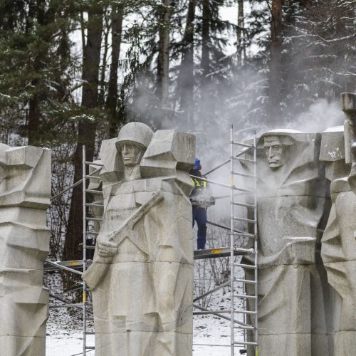 Antakalnio kapinėse ardomos sovietinės stelos  © I. Gelūno / BNS nuotr.
