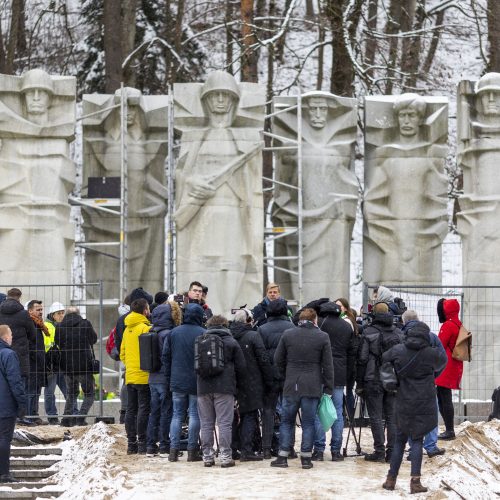 Antakalnio kapinėse ardomos sovietinės stelos  © I. Gelūno / BNS nuotr.