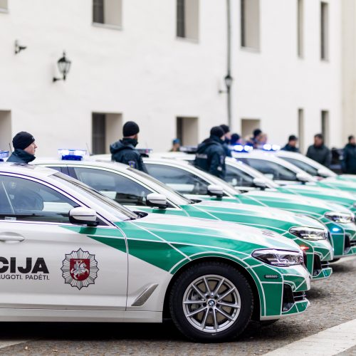 Policijai perduota NATO viršūnių susitikimui įsigytų automobilių  © I. Gelūno / BNS nuotr.