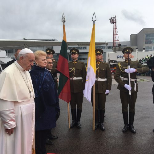 Popiežiaus lėktuvas nusileido Vilniuje  © Prezidento kanceliarijos, I Gelūno / BFL nuotr.