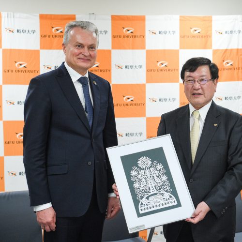 G. Nausėdai – Japonijos universiteto garbės daktaro laipsnis  © R. Dačkaus / Prezidentūros nuotr.