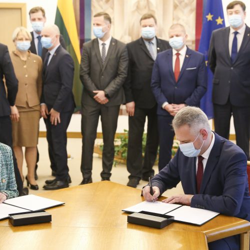 Seimo „valstiečiai“ ir „darbiečiai“ pasirašė susitarimą  © M. Morkevičiaus / ELTOS nuotr.