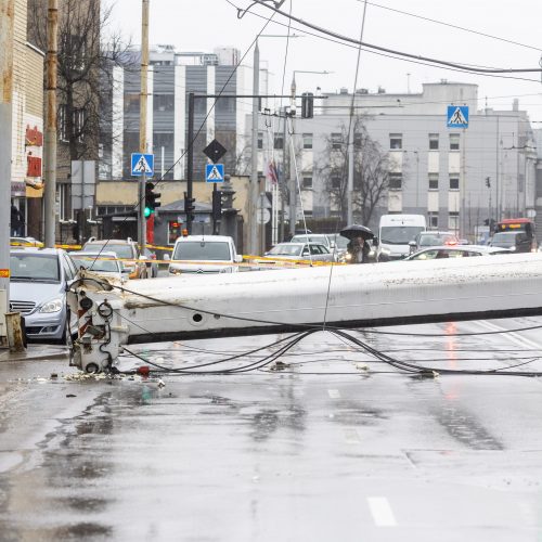 Sostinės Kauno gatvėje nukrito kranas  © I. Gelūno / BNS nuotr.