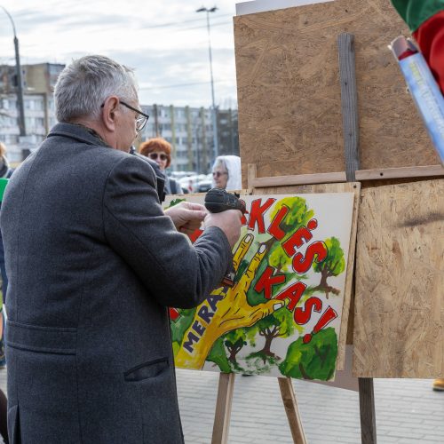 Piketas prieš karjerą Pakarklės miške  © Aurimo Barkausko nuotr.