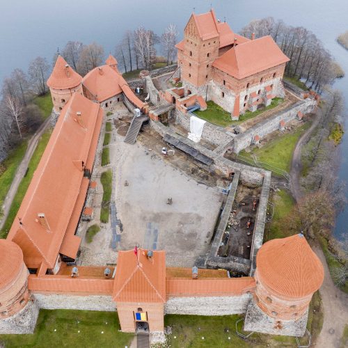Trakų pilyje rastas į sprogmenį panašus daiktas