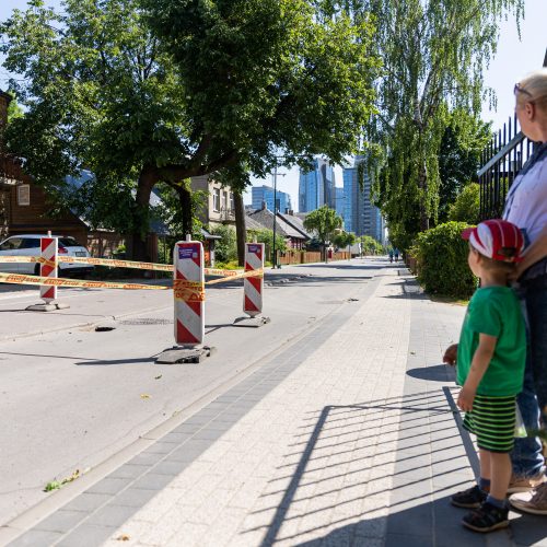 Giedraičių gatvėje Vilniuje atsivėrusi smegduobė  © Ž. Gedvilos/BNS nuotr.