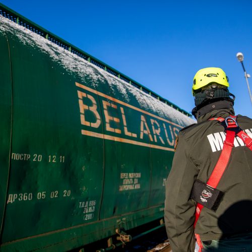 Pasienio kontrolės punkte tikrinami „Belaruskalij“ vagonai  © L. Balandžio /„BNS Foto“ nuotr.