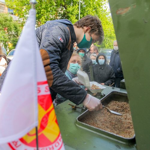 Samariečiai dalijo nemokamą košę skurstantiems  © Evaldo Šemioto nuotr.