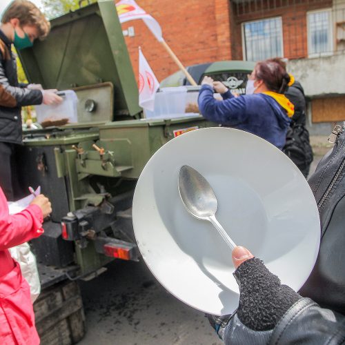 Samariečiai dalijo nemokamą košę skurstantiems  © Evaldo Šemioto nuotr.