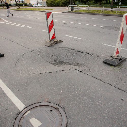 Savanorių prospekte atsiveria duobė  © Evaldo Šemioto nuotr.