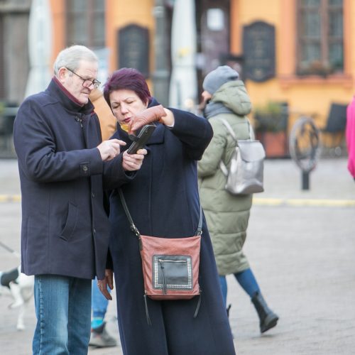 Sekmadienio dieną kauniečiai apžiūrinėja Kalėdų eglę  © Vilmanto Raupelio nuotr.