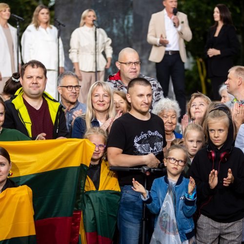 „Tautiškos giesmės“ giedojimas Vinco Kudirkos aikštėje  © Ž. Gedvilos / BNS nuotr.