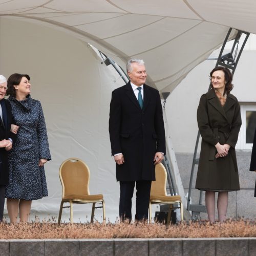 S. Daukanto aikštėje vyko Lietuvos ir NATO vėliavų pakėlimo ceremonija  © G. Skaraitienės / BNS nuotr.