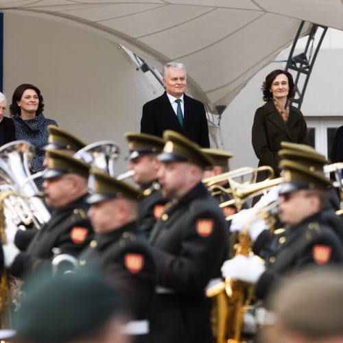 S. Daukanto aikštėje vyko Lietuvos ir NATO vėliavų pakėlimo ceremonija  © G. Skaraitienės / BNS nuotr.