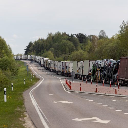 Sunkvežimių eilė link Medininkų  © P. Peleckio / BNS nuotr.