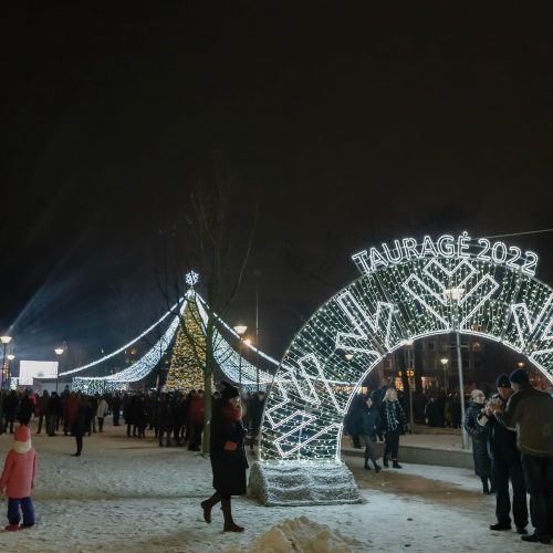 Tauragėje įžiebta Kalėdų eglė ir vienintelė tokia eglučių alėja Lietuvoje  © Tauragės savivaldybės nuotr.