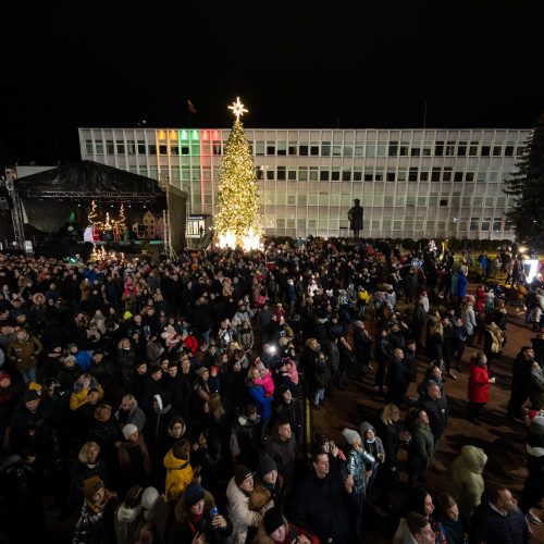 Jonaviečiai miesto eglę pasiekia magišku Kalėdų tiltu  © A. Reipos, V. Kalpoko nuotr.