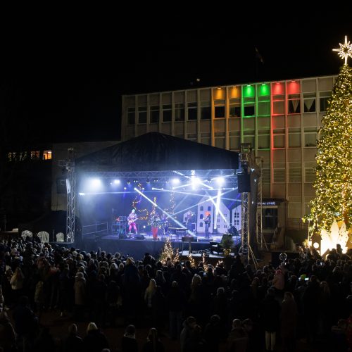 Jonaviečiai miesto eglę pasiekia magišku Kalėdų tiltu  © A. Reipos, V. Kalpoko nuotr.