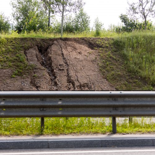 Liūties padariniai Vilniaus vakariniame aplinkkelyje  © Ž. Gedvilos / BNS nuotr.