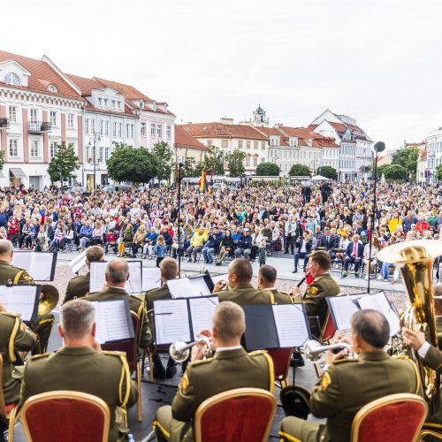 „Tautiškos giesmės“ giedojimas Vinco Kudirkos aikštėje  © Ž. Gedvilos / BNS nuotr.