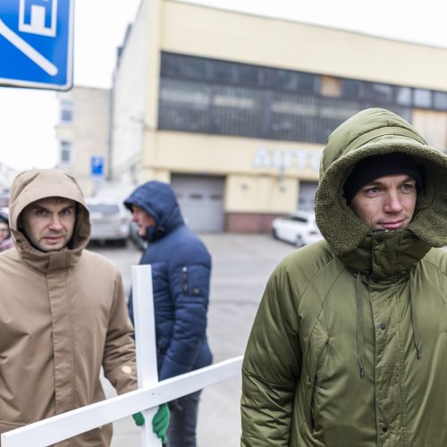 Prieš pieno supirkimo kainas sukilę ūkininkai prie didžiųjų prekybos centrų stato kryžius  © I. Gelūno / Fotobanko nuotr.