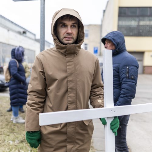 Prieš pieno supirkimo kainas sukilę ūkininkai prie didžiųjų prekybos centrų stato kryžius  © I. Gelūno / Fotobanko nuotr.