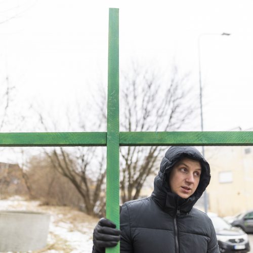 Prieš pieno supirkimo kainas sukilę ūkininkai prie didžiųjų prekybos centrų stato kryžius  © I. Gelūno / Fotobanko nuotr.