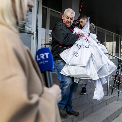 Skandalas Vilniaus rajono savivaldybėje: neleidžiama išvežti biuletenių  © I. Gelūno / BNS nuotr.