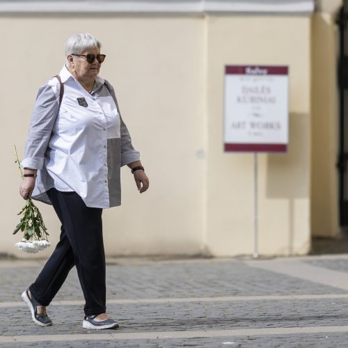 Vilniuje atsisveikinama su Z. Kelmickaite  © I. Gelūno / BNS nuotr.