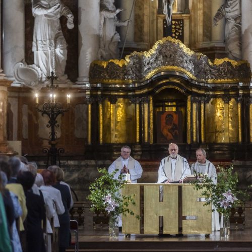 Kunigas A. Saulaitis SJ aukojo šv. Mišias už Z. Kelmickaitę  © I. Gelūno / BNS nuotr.