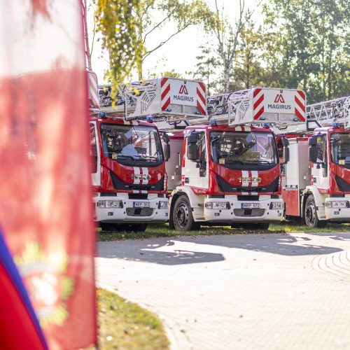 Priešgaisrinėms gelbėjimo tarnyboms perduoti 47 automobiliai  © I. Gelūno / BNS nuotr.