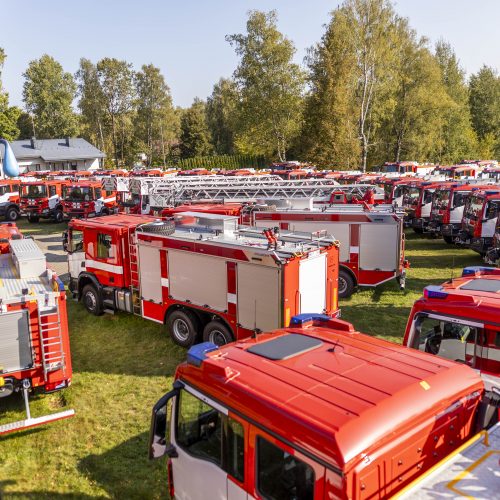 Priešgaisrinėms gelbėjimo tarnyboms perduoti 47 automobiliai  © I. Gelūno / BNS nuotr.