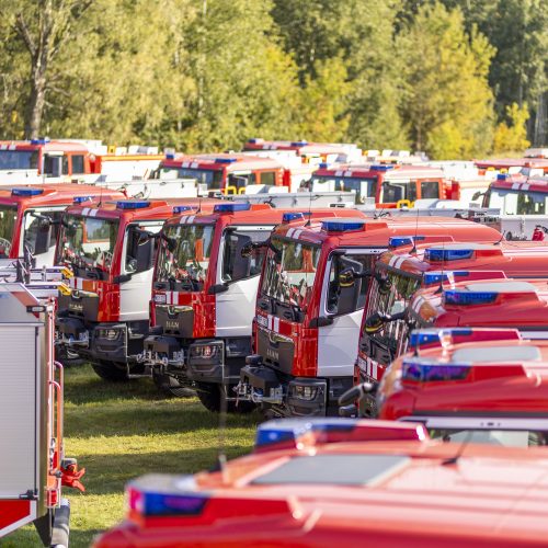 Priešgaisrinėms gelbėjimo tarnyboms perduoti 47 automobiliai  © I. Gelūno / BNS nuotr.