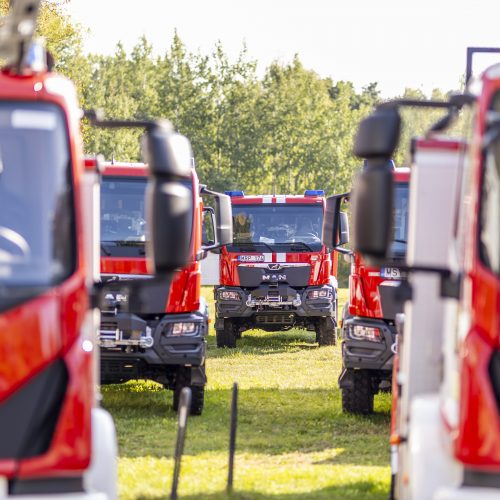 Priešgaisrinėms gelbėjimo tarnyboms perduoti 47 automobiliai  © I. Gelūno / BNS nuotr.