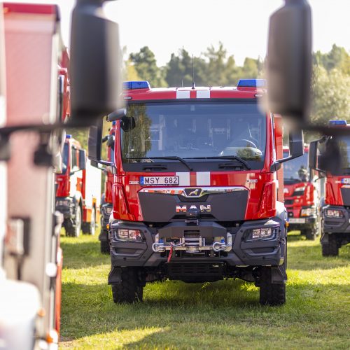 Priešgaisrinėms gelbėjimo tarnyboms perduoti 47 automobiliai  © I. Gelūno / BNS nuotr.