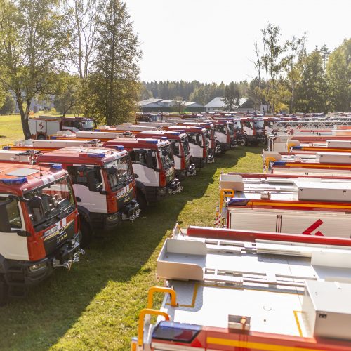 Priešgaisrinėms gelbėjimo tarnyboms perduoti 47 automobiliai  © I. Gelūno / BNS nuotr.