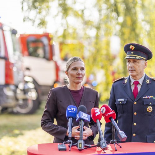Priešgaisrinėms gelbėjimo tarnyboms perduoti 47 automobiliai  © I. Gelūno / BNS nuotr.